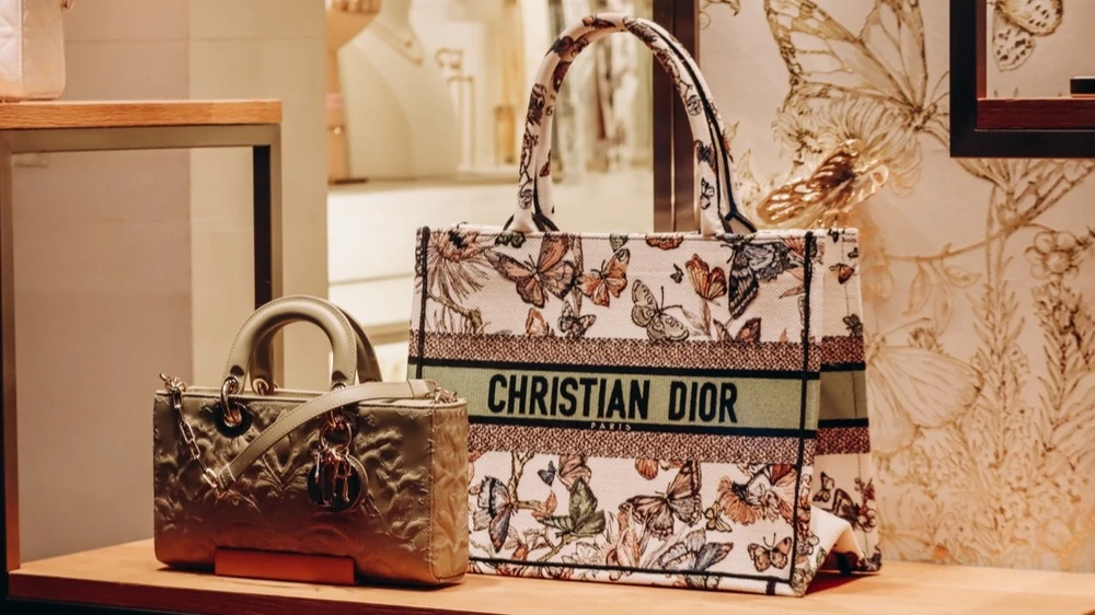 По итогам торгов 2 сентября в Париже акции LVMH подскочили почти на 2% / Фото: Andrei Antipov/Shutterstock.com