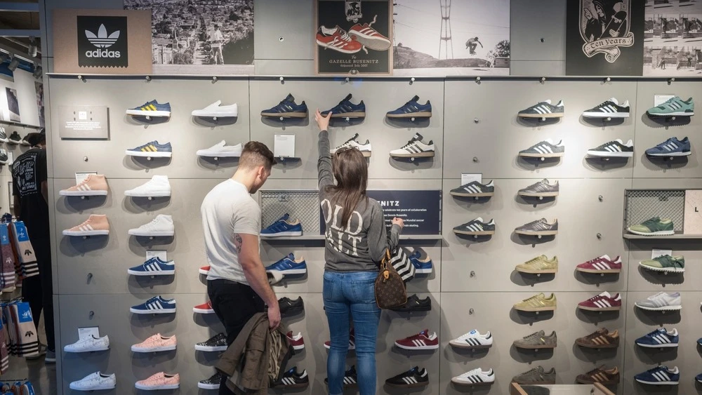 Инвестбанк Jefferies назвал преувеличенными опусения инвесторов по поводу насыщения рынка ретро-кроссовками Adidas / Фото: rblfmr/Shutterstock.com