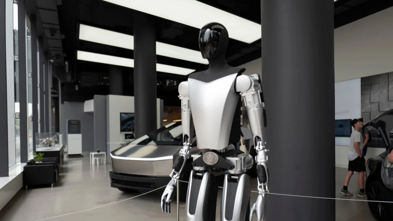 Гуманоидные роботы Optimus, а не электромобили в конечном счете обеспечат подавляющую часть стоимости Tesla, считает Илон Маск / Фото: RAMAN SHAUNIA / Shutterstock.com