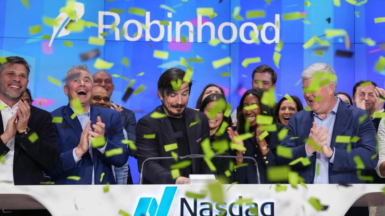 IPO сервиса для трейдинга Robinhood подняло гендиректора компании Влада Тенева в список богатейших американцев Фото: X/Nasdaq Exchange
