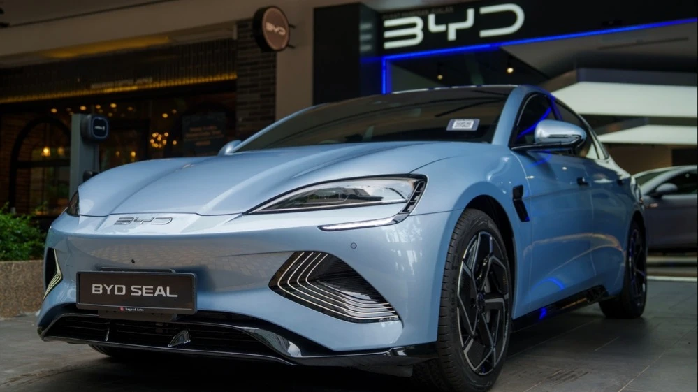 Shares of Chinese electric car makers are rising again. Is it worth buying them?