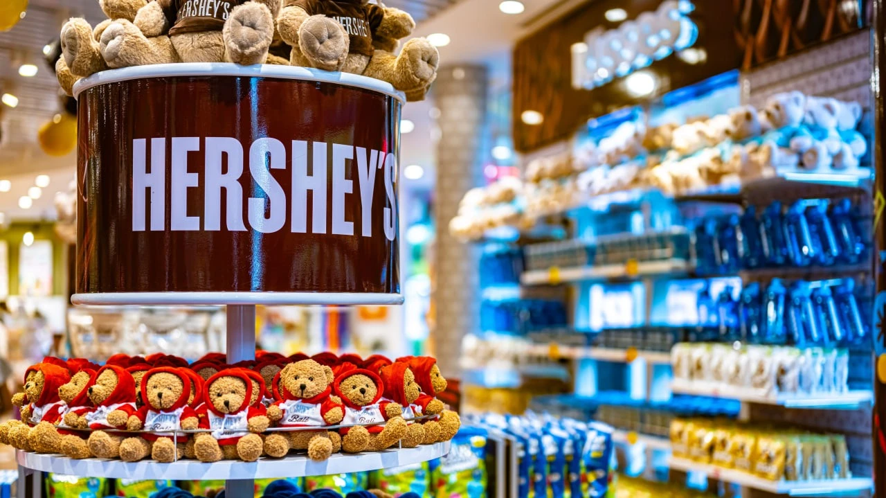 Double upgrade for Hershey: analyst changes bearish view to advice to buy the stock