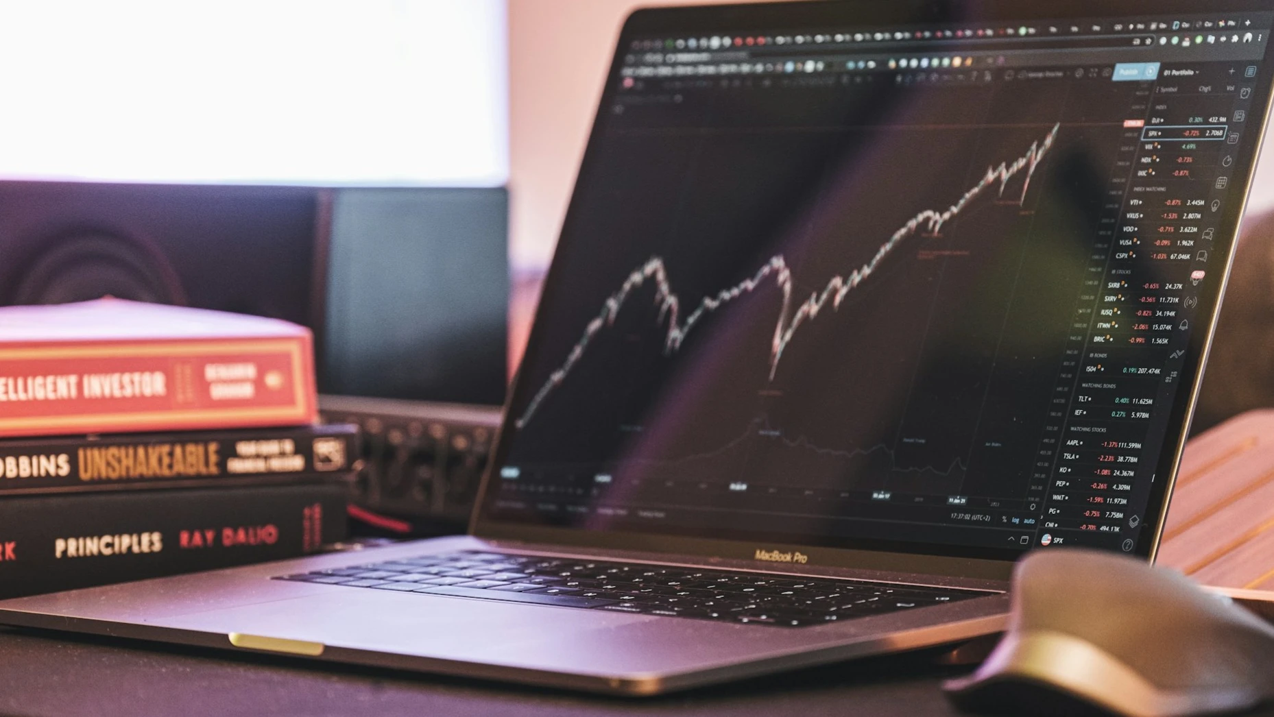 Снижение ставки ФРС привело к взлету индекса небольших компаний / Фото: Unsplash / Yorgos Ntrahas