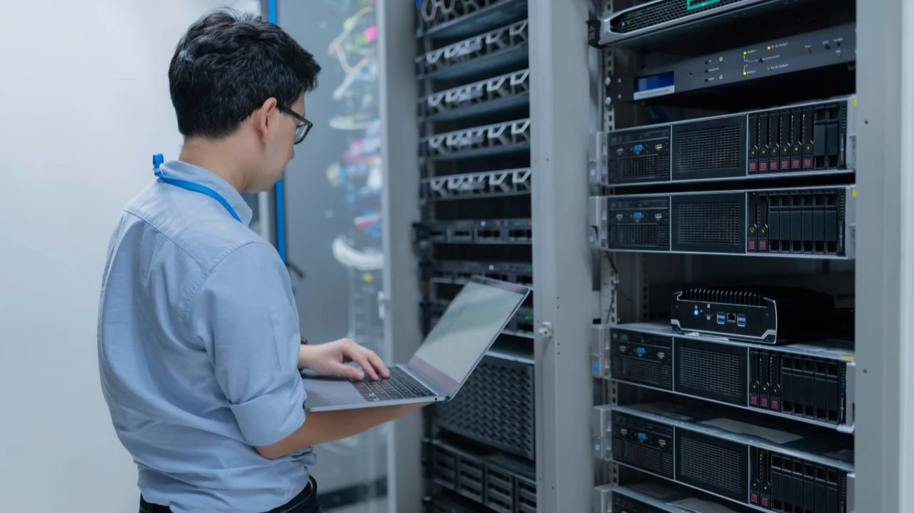 Alphabet, Meta и Amazon несут скрытые издержки на ИИ / Фото: kittirat roekburi / Shutterstock.com