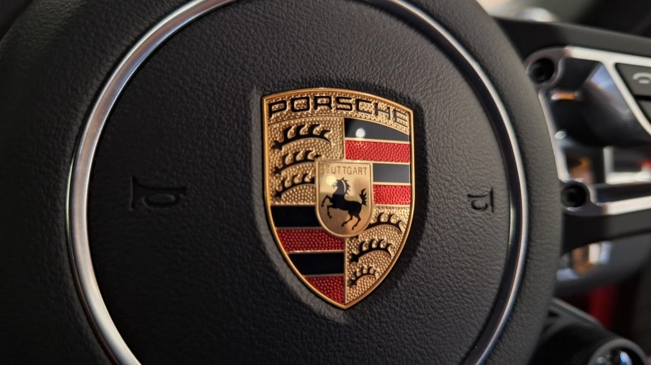 Акции Porsche обвалились после пересмотра прогноза по прибыльности / Фото: Williams photo / Shutterstock.com