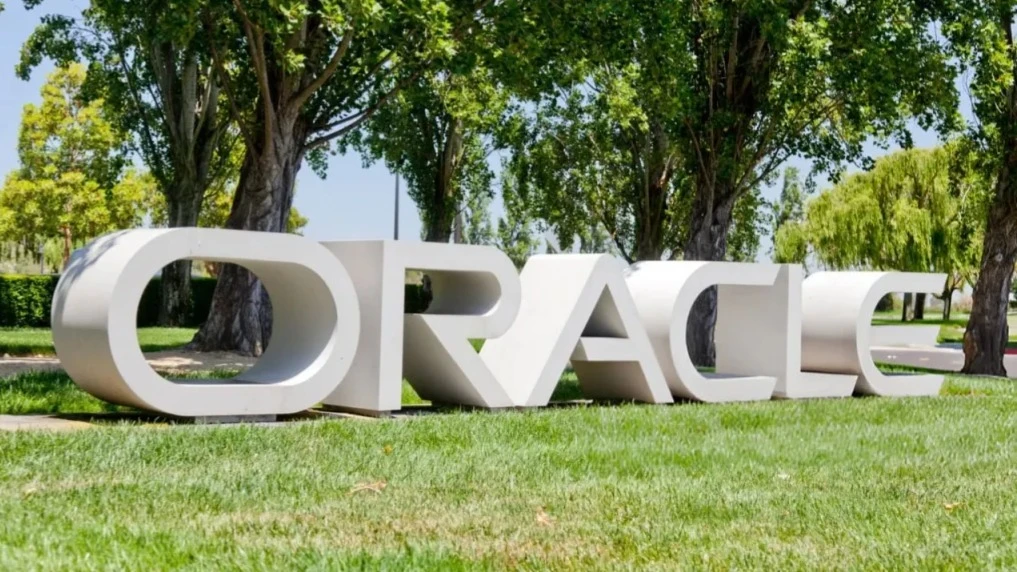 Акции Oracle в 2025 году выросли почти вдвое благодаря ажиотажному спросу на облачные сервисы / Фото: JasonDoiy/Shutterstock.com