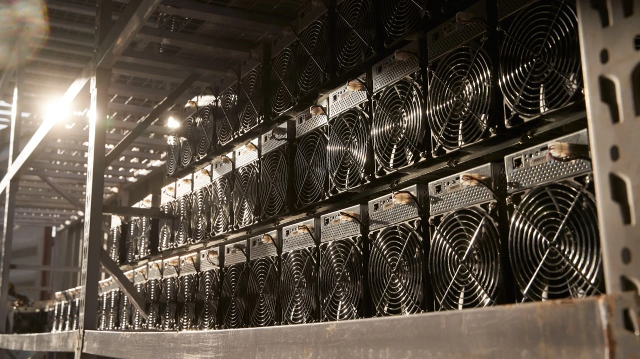 Three bitcoin miners have been recommended for purchase. One has 71% potential