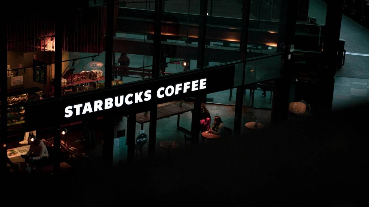 Starbucks объявил о масштабной реструктуризации стоимостью $1 млрд / Фото: Unsplash / June Andrei George