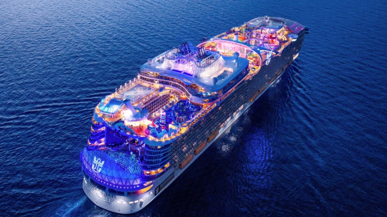 Круизные путешествия набирают популярность, благодаря чему цена акций крупнейших компаний сектора в последний год растет быстрее рынка. Фото: Royal Caribbean / X