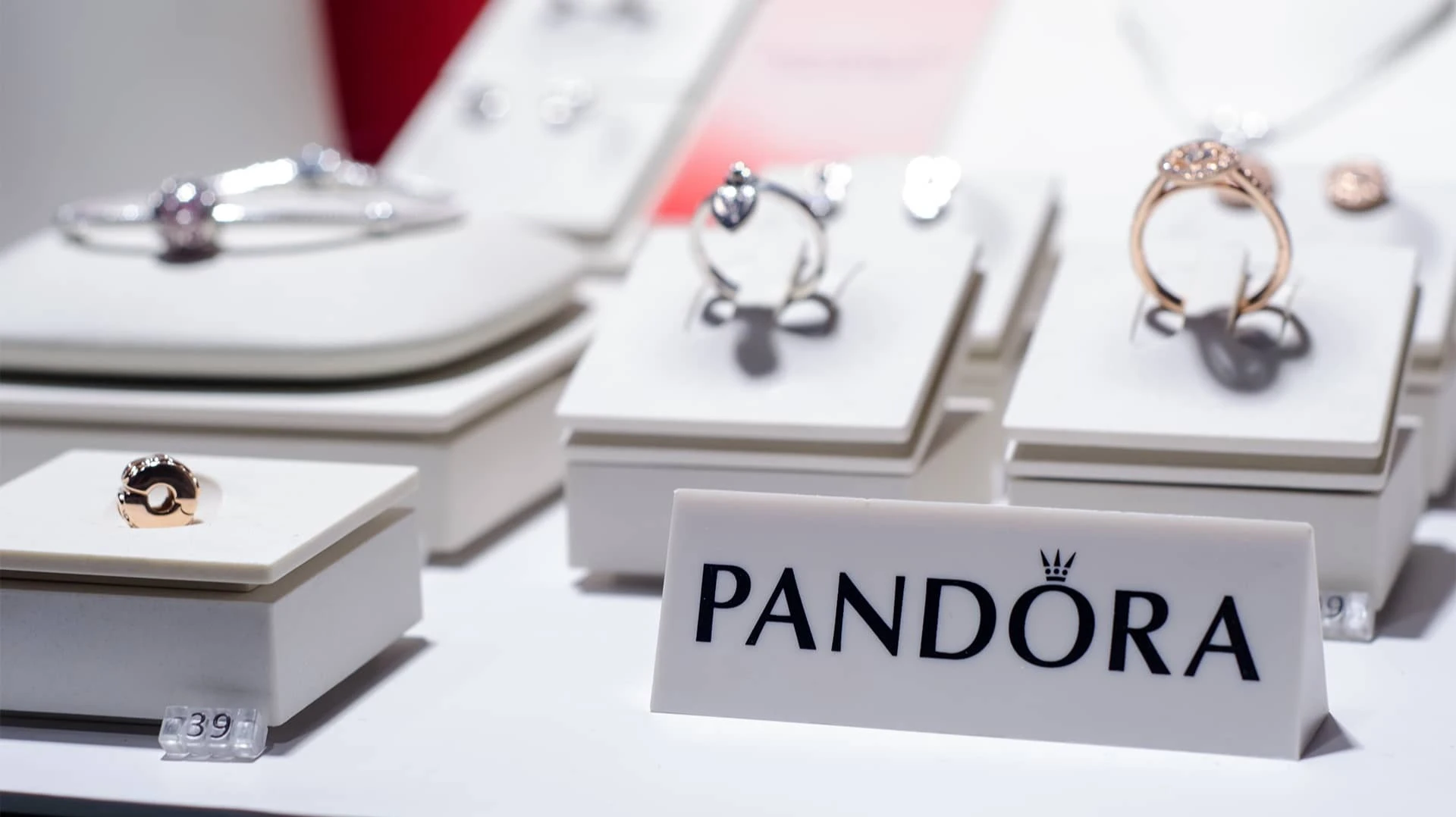 Pandora shares fall after news of CEO change. What do investors need to know?