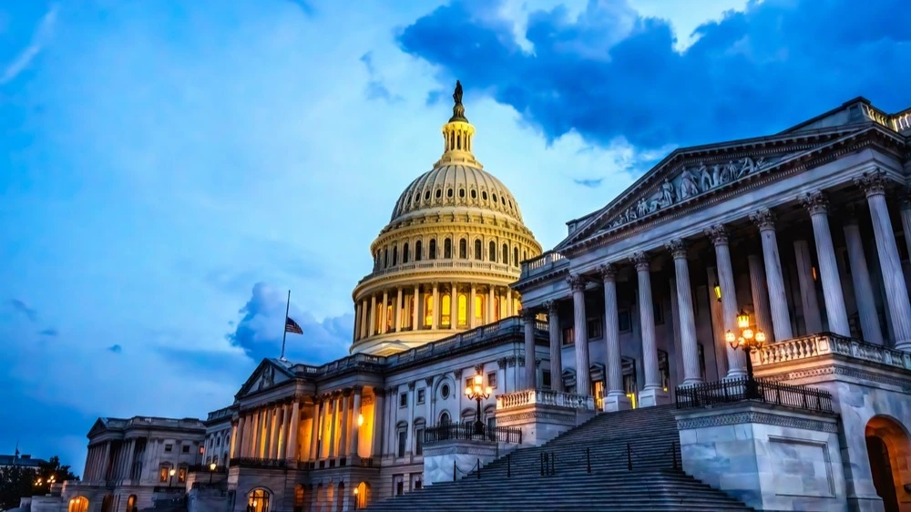 Сенат США отклонил законопроект о временном финансировании правительства в начале нового финансового года, что сделало шатдаун неизбежным / Фото: Shutterstock