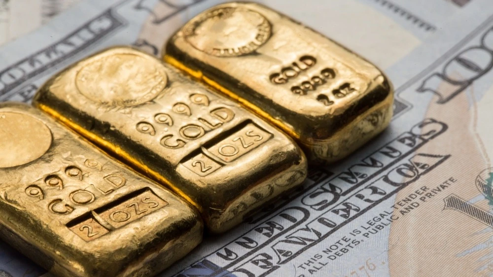 Резкое ослабление доллара в 2025 году сделало золото дешевле для инвесторов за пределами США / Фото: Shutterstock