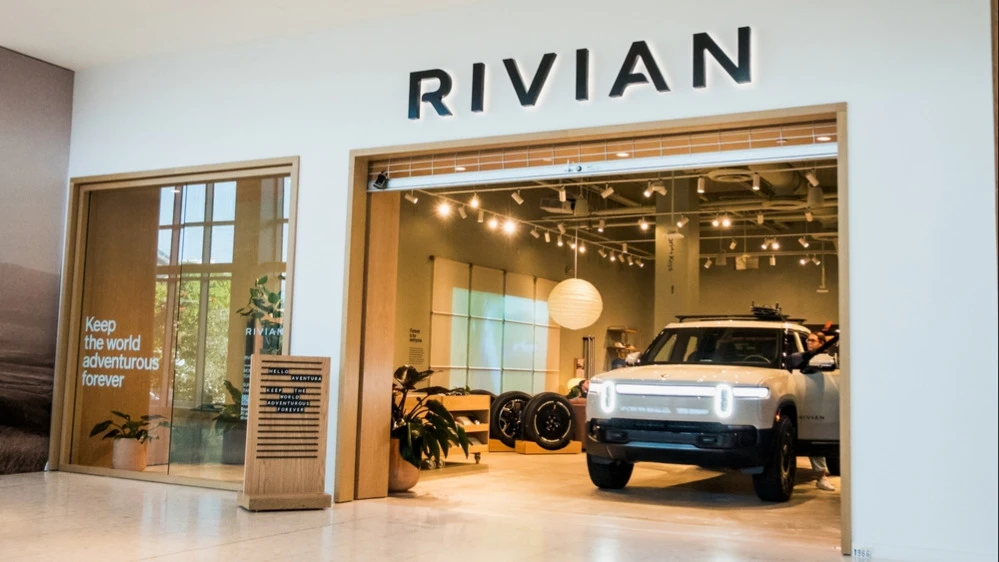 Rivian понизила прогноз по поставкам в 2025 году в среднем на 500  машин из-за падения спроса после отмены субсидирования покупок электромобилей в США / Фото: Michael Berlfein / Shutterstock.com
