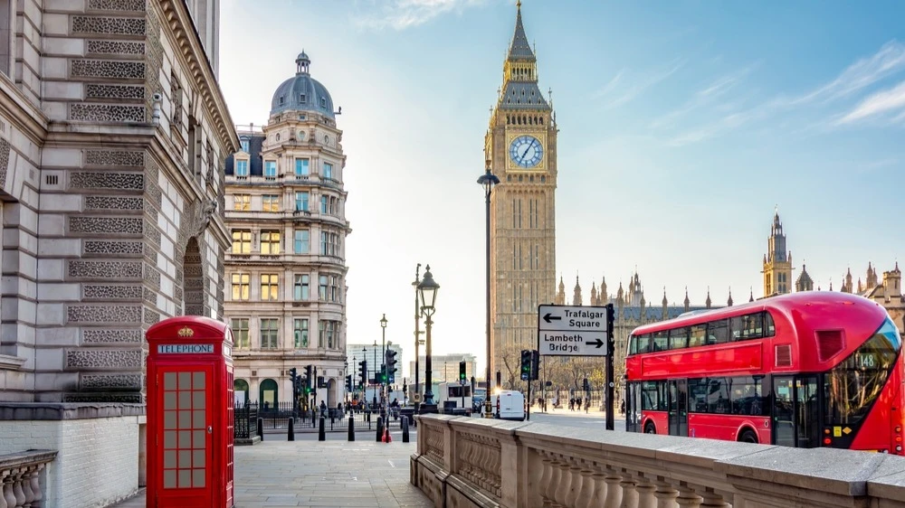 Инвесторы предпочитают фондовый рынок Великобритании для диверсификации за пределами США / Фото: Mistervlad/Shutterstock.com