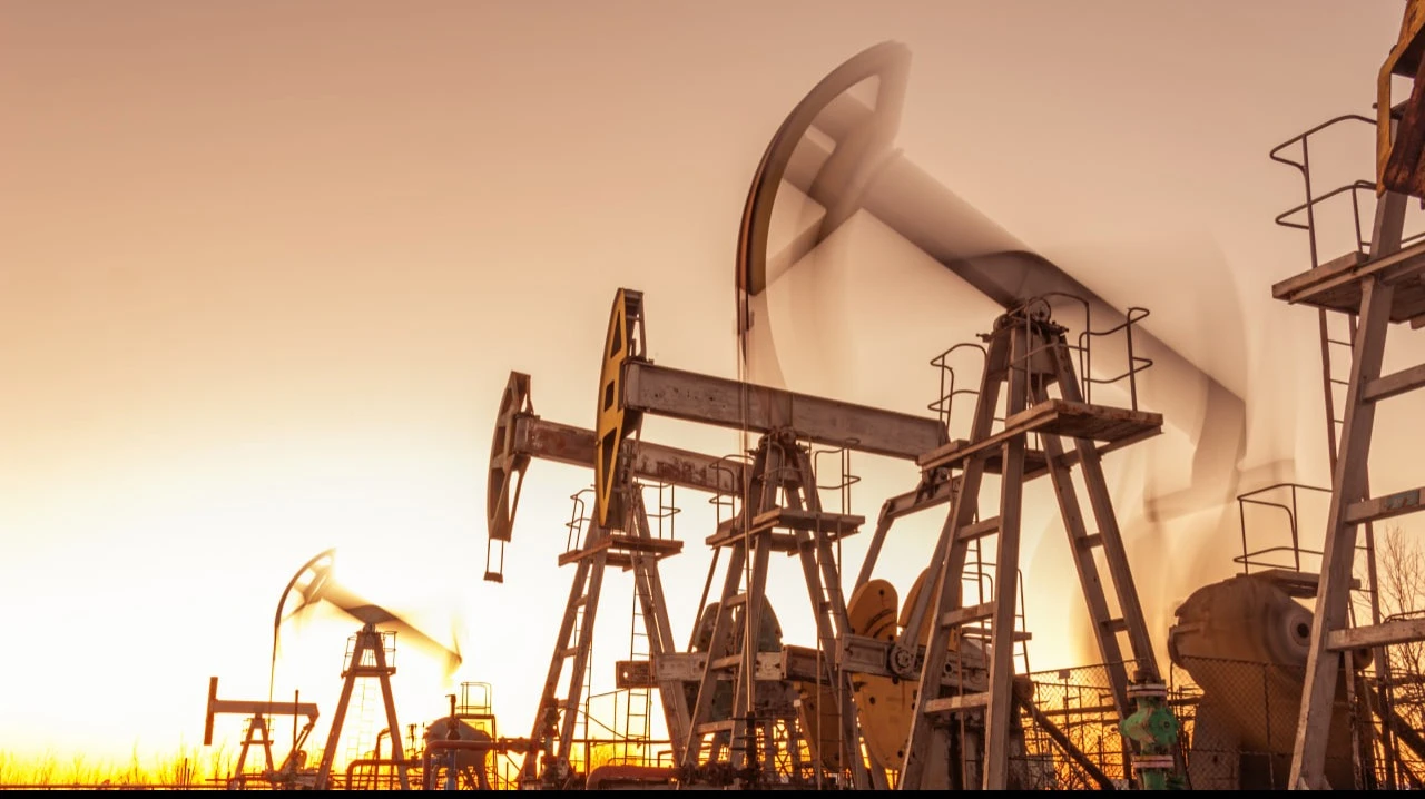 Нефть растет после умеренного повышения добычи ОПЕК+ / Фото: ded pixto / Shutterstock.com