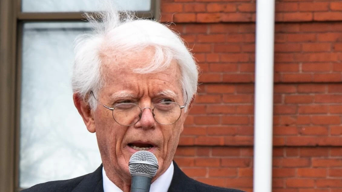 По словам Линча, инвестор должен быть в состоянии объяснить 11-летнему ребенку за минуту или меньше, почему он владеет акцией конкретной компании / Фото: Facebook / Lawrence Catholic Academy