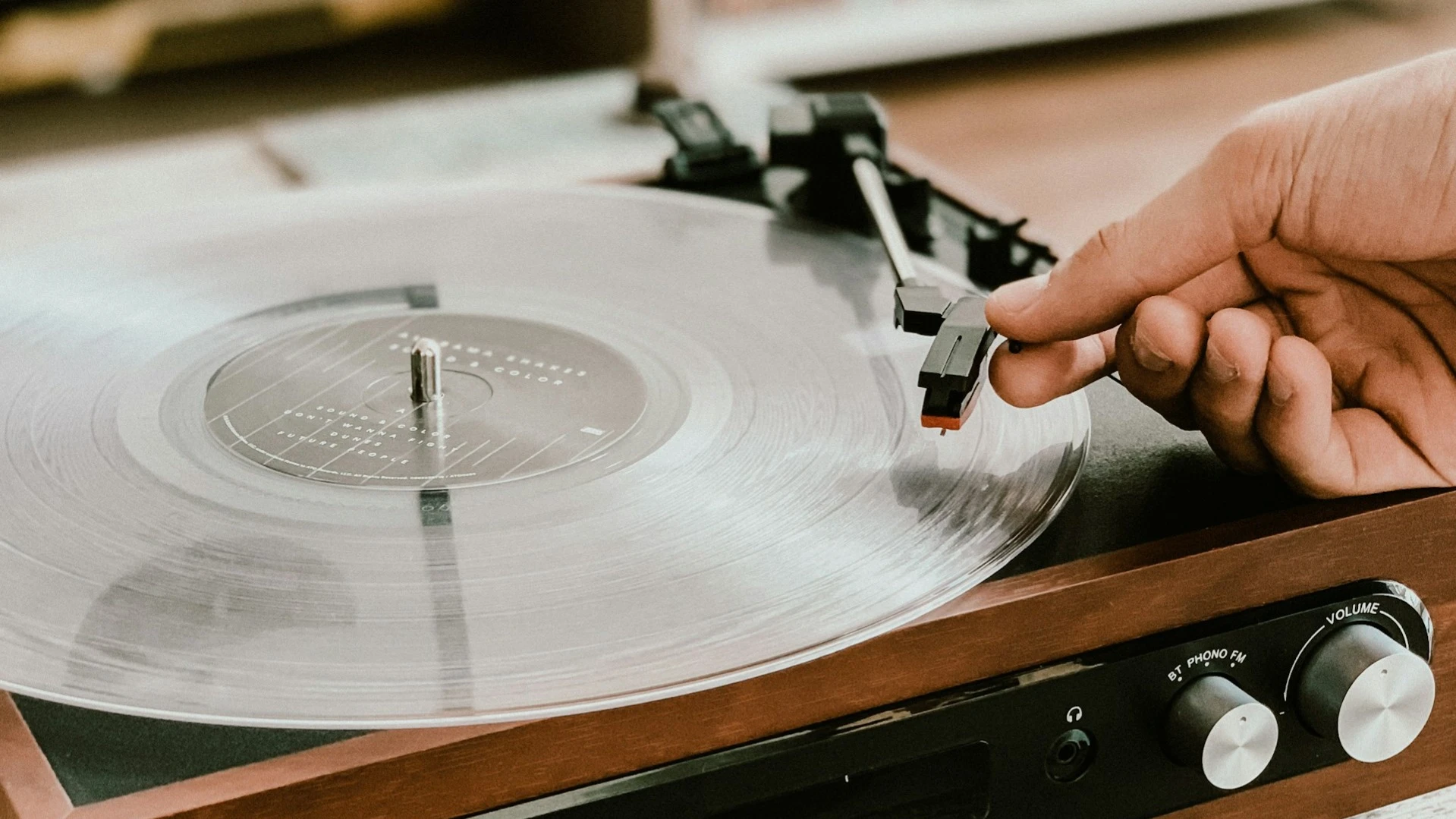 Noble советует покупать акции продавца винила Alliance Entertainment Holding / Фото: Unsplash / Victrola Record Players
