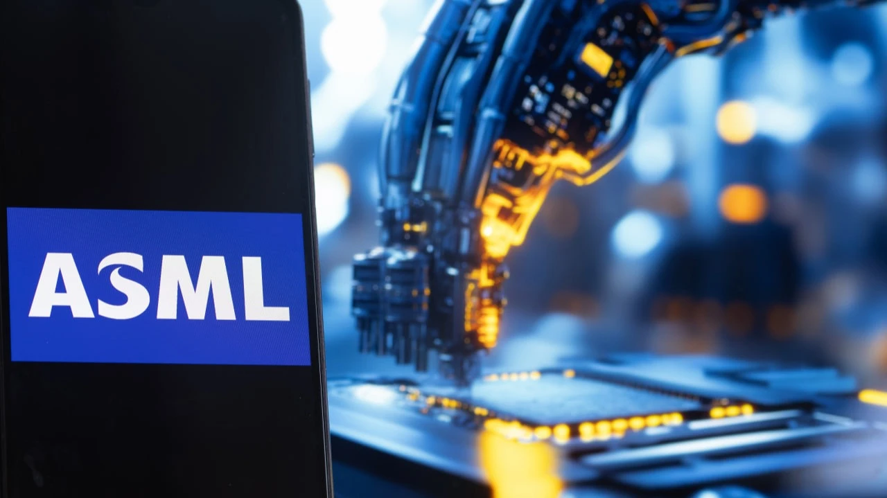 A U.S. congressional committee accused ASML of promoting Chinas chip industry. The stock fell