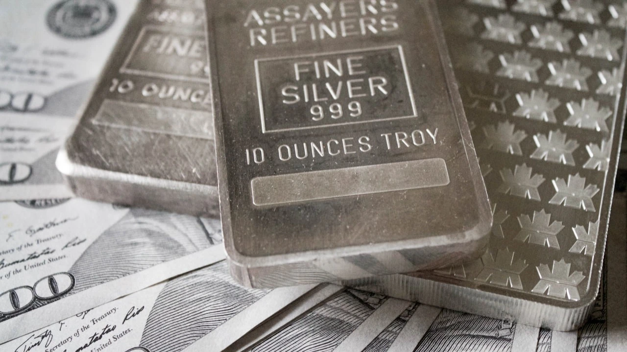 Цена серебра выросла до максимума за 45 лет / Фото: AbeSnap23 / Shutterstock.com