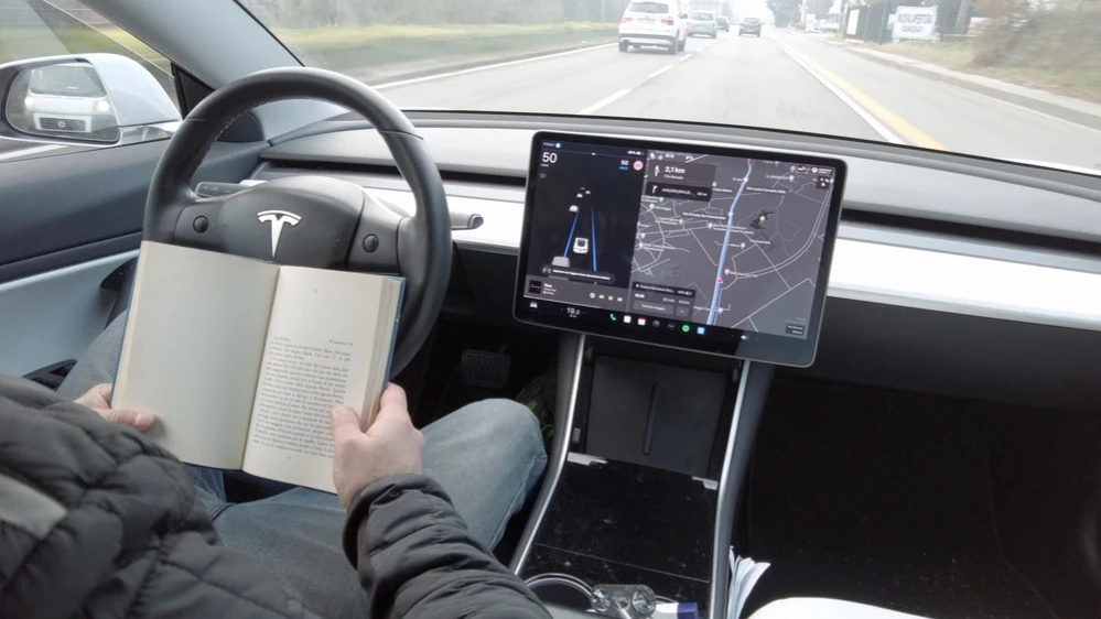 Регулятор США разбирается в новых дорожных инцидентах, причиной которых стало программное обеспечение Tesla / Фото: DELBO ANDREA / Shutterstock.com