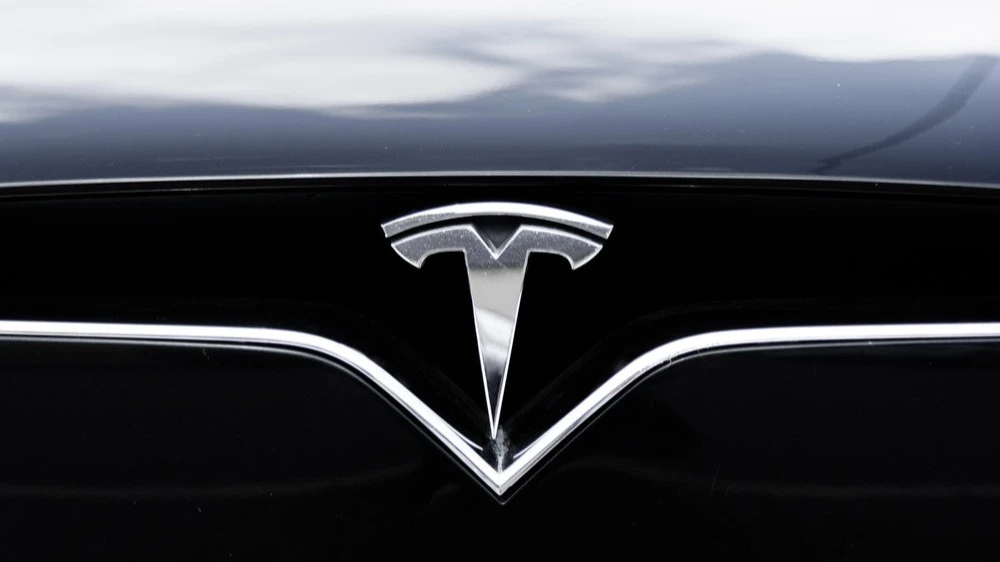 Аналитик Melius Research Роб Вертхаймер начал покрытие акций Tesla с рейтингом “покупать”. Фото: Anton Pentegov/Shutterstock.com