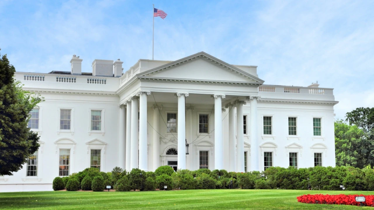 Morning in New York: geopolitics and corporate news shape market sentiment