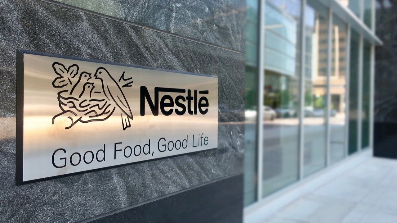 Акции Nestlé выросли более чем на 8% после отчета о квартальных продажах выше ожиданий и объявления планов сократить 16 000 рабочих мест.  Фото: Shutterstock