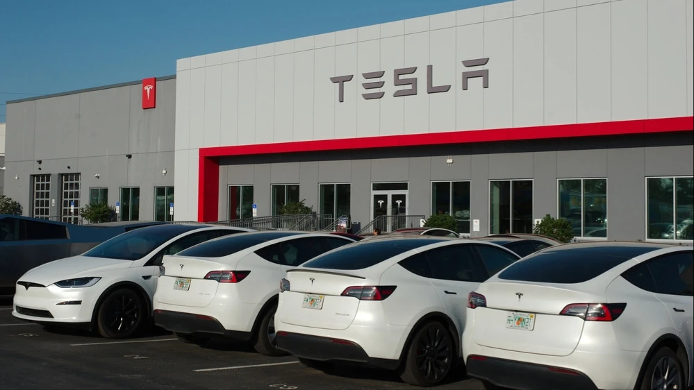 Слишком много ожидаемой инвесторами прибыли Tesla приходится на направления, которые пока не приносят выручки, считает BNP Paribas / Фото: Del Harper / Shutterstock.com