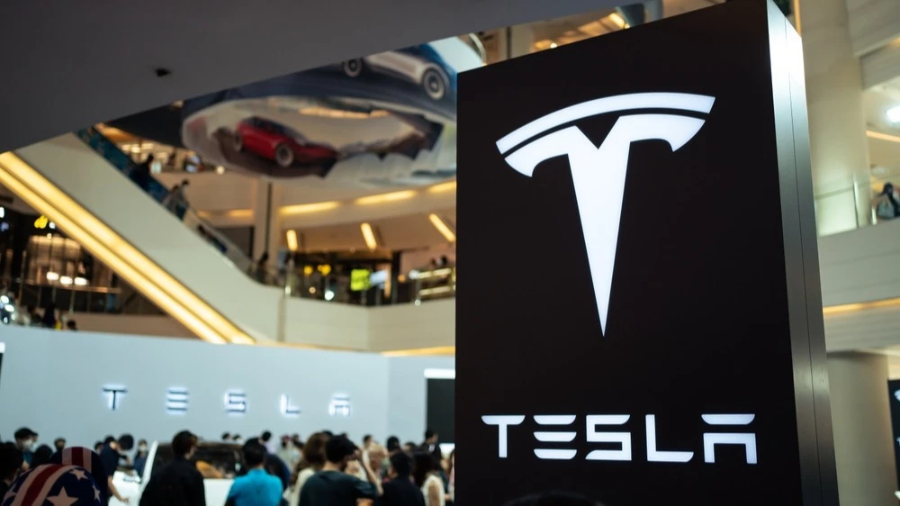 Производитель электромобилей Tesla на этой неделе отчитается о доходах за третий квартал / Фото: Wachiwit / Shutterstock.com