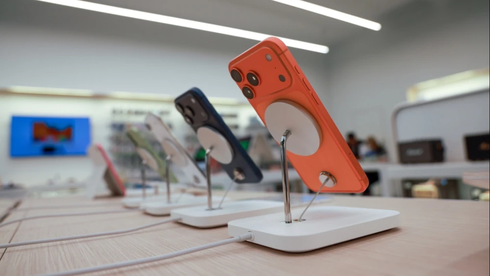 Продажи новой линейки iPhone в первые десять дней превзошли прошлогоднюю на 14% / Фото: 19 STUDIO / Shutterstock.com