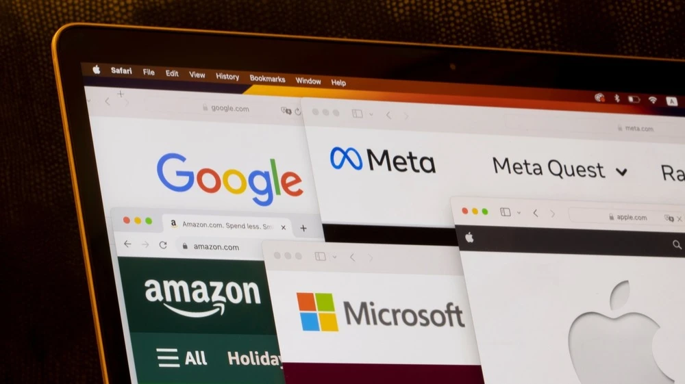 Аналитик Джейсон Хелфстейн из Oppenheimer повысил целевую цену акций Alphabet и в то же время снизил ее для бумаг Meta. Фото: Tada Images / Shutterstock.com