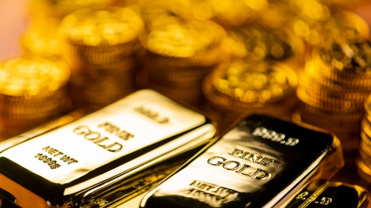 Gold has its worst collapse since 2013. Investors sell off mining companies