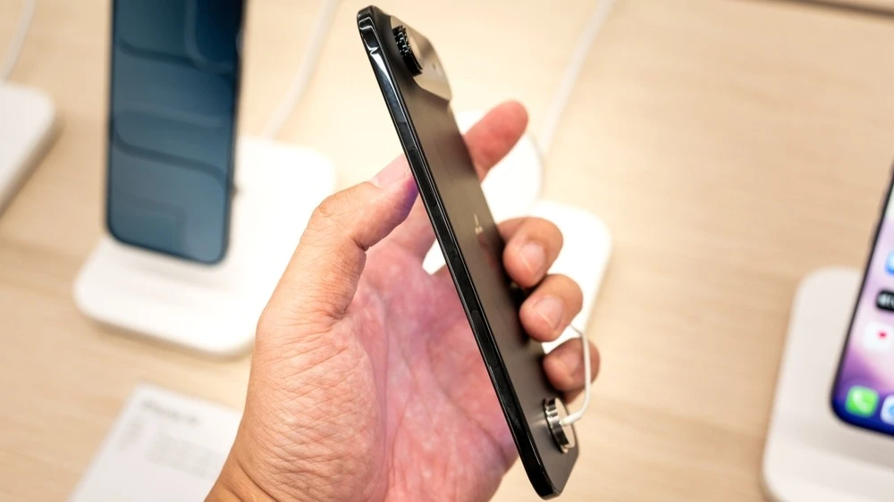 Спрос на новый ультратонкий iPhone Air практически нулевой, показал опрос KeyBanc / Фото: Wongsakorn 2468 / Shutterstock.com