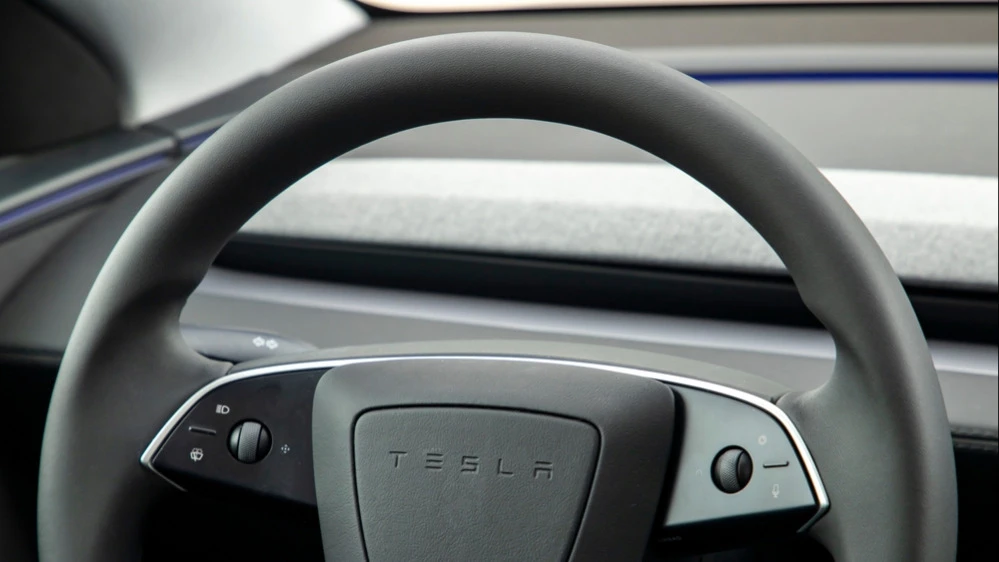 Гендиректор Tesla Илон Маск снизил прогноз по распространению роботакси в США к концу 2025 года / Фото: emirhankaramuk / Shutterstock.com