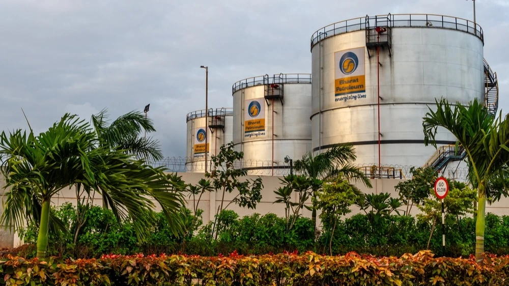 Индийские нефтепереработчики могут пойти на существенные сокращения закупок российской нефти после санкций США против «Роснефти» и «Лукойла», утверждает Reuters / Фото: Lloyd Vas / Shutterstock.com