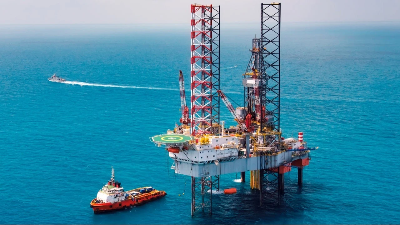 Цены на нефть 23 октября подскочили более чем на 5% после того, как США объявили о санкциях против двух крупнейших российских нефтяных компаний — «Роснефти» и «Лукойла» / Фото: Shutterstock