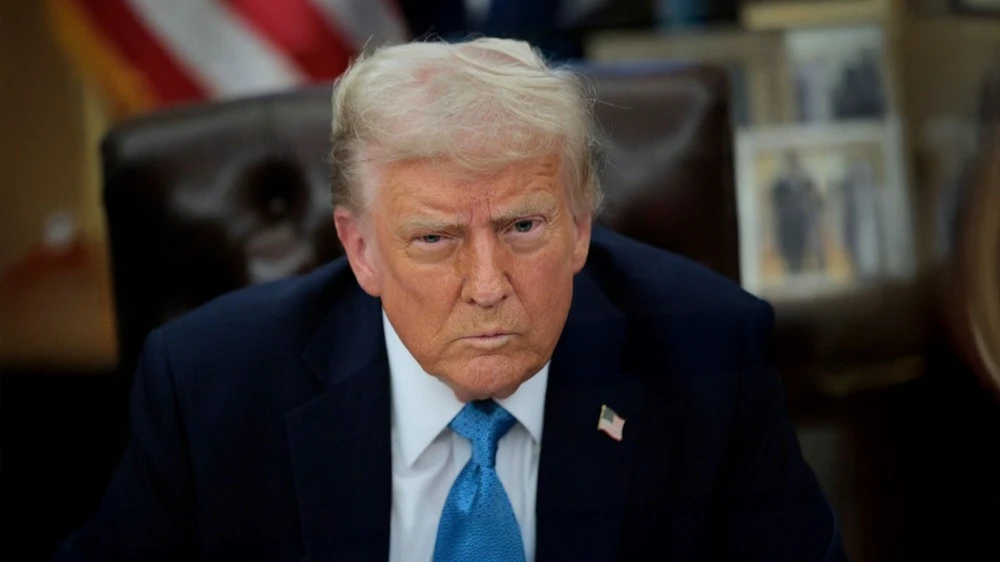 Президент США Дональд Трамп прекратил переговоры по пошлинам с Канадой из-за «фейковой» рекламы с голосом Рональда Рейгана / Фото: Brian Jason / Shutterstock.com