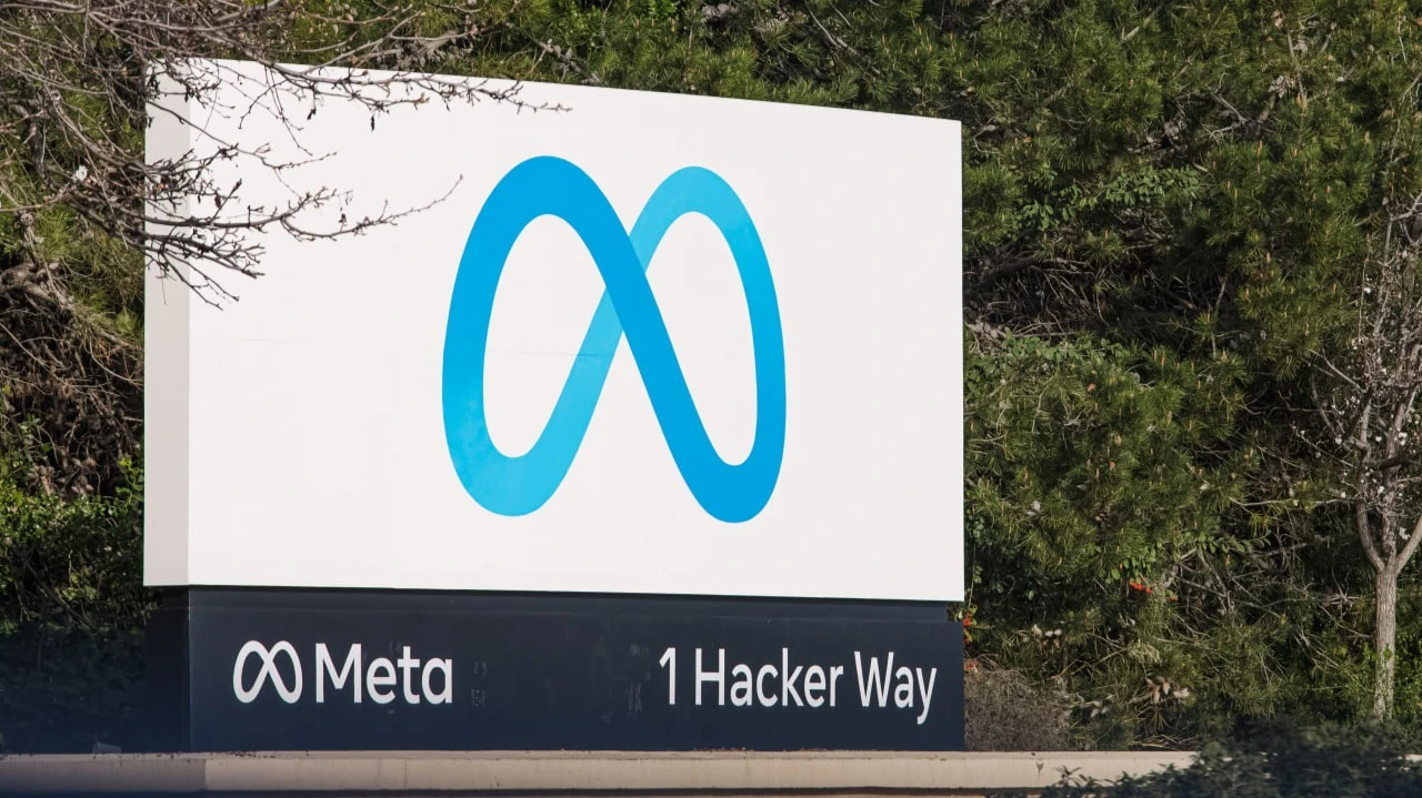 ЕС обвинил Meta и TikTok в нарушении правил модерации контента / Фото: Chiociolla / Shutterstock.com