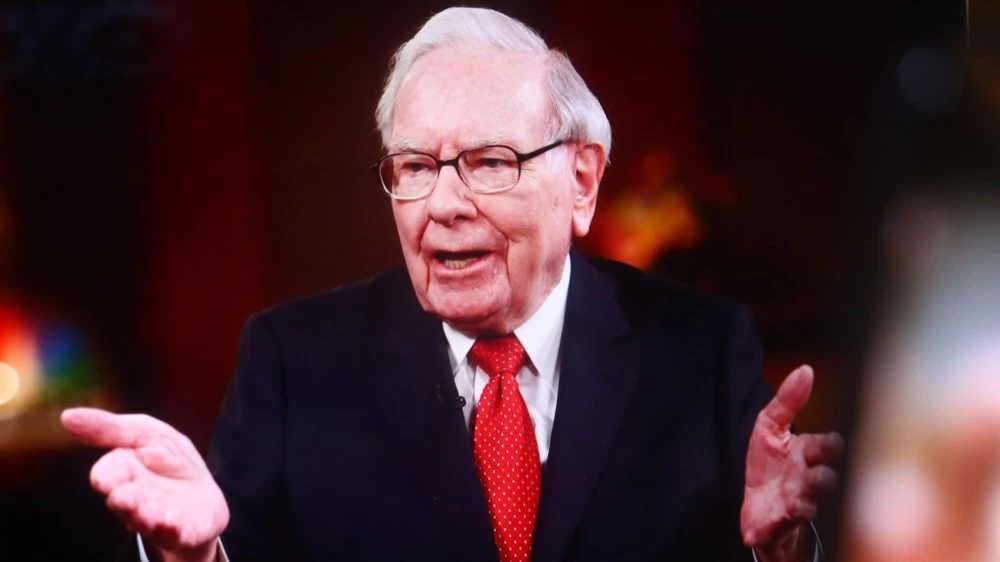 Buffetts Berkshire has its first bear. Why does he advise selling the stock?