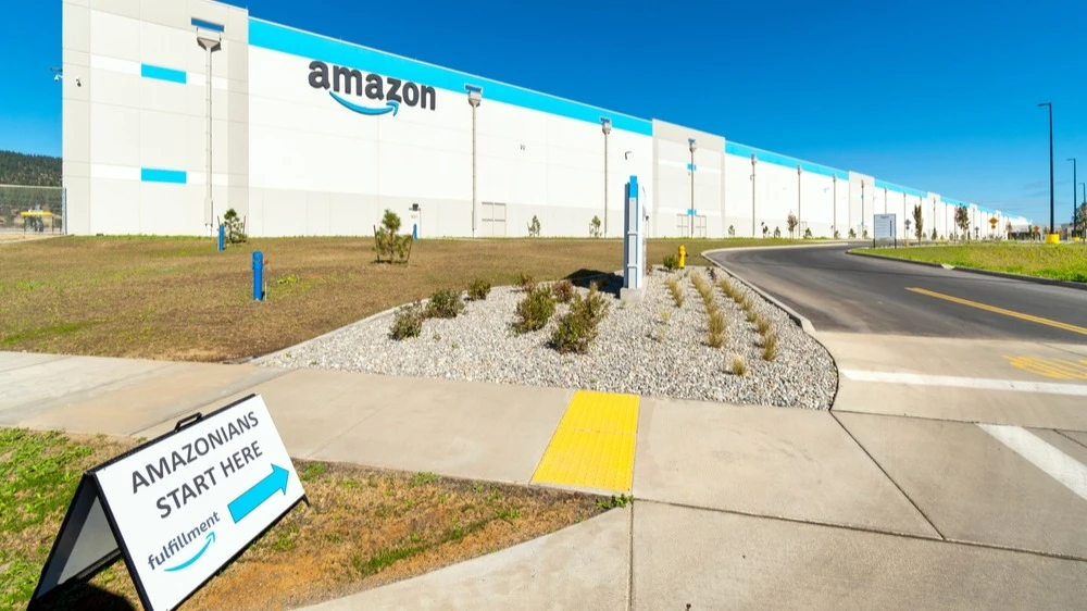 Highlights for the morning: Amazon cuts 30,000 employees, HSBC rises, gold is cheaper than $4000