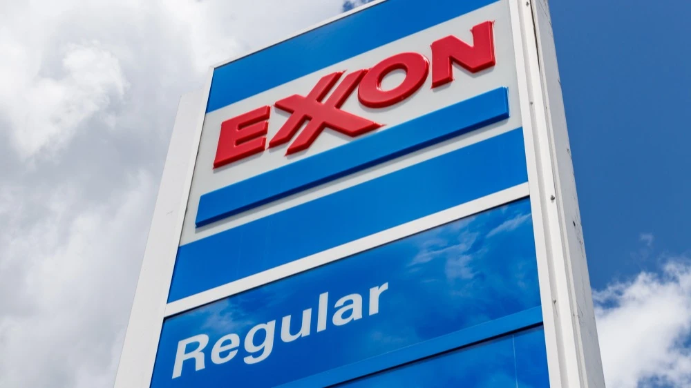 CFRA считает акции Exxon Mobil хорошим защитным активом в период нестабильности на фондовом рынке / Фото: Jonathan Weiss / Shutterstock.com