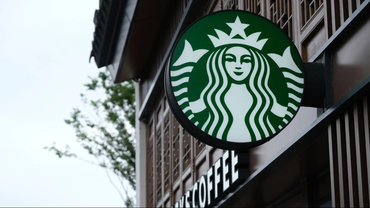 Starbucks впервые почти за два года зафиксировала рост продаж / Фото: Robert Way / Shutterstock.com