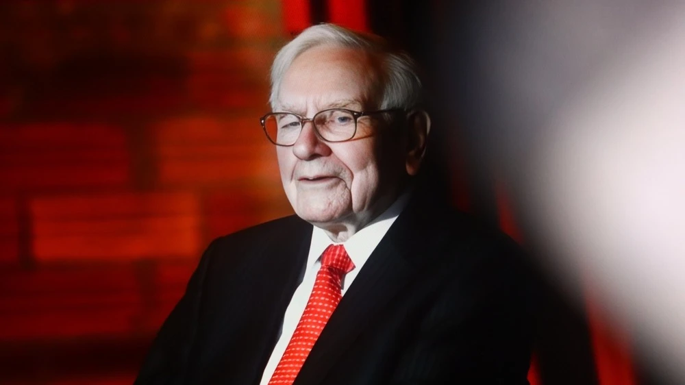 Buffett will drop a message to shareholders for the first time in 60 years at the helm of Berkshire - WSJ
