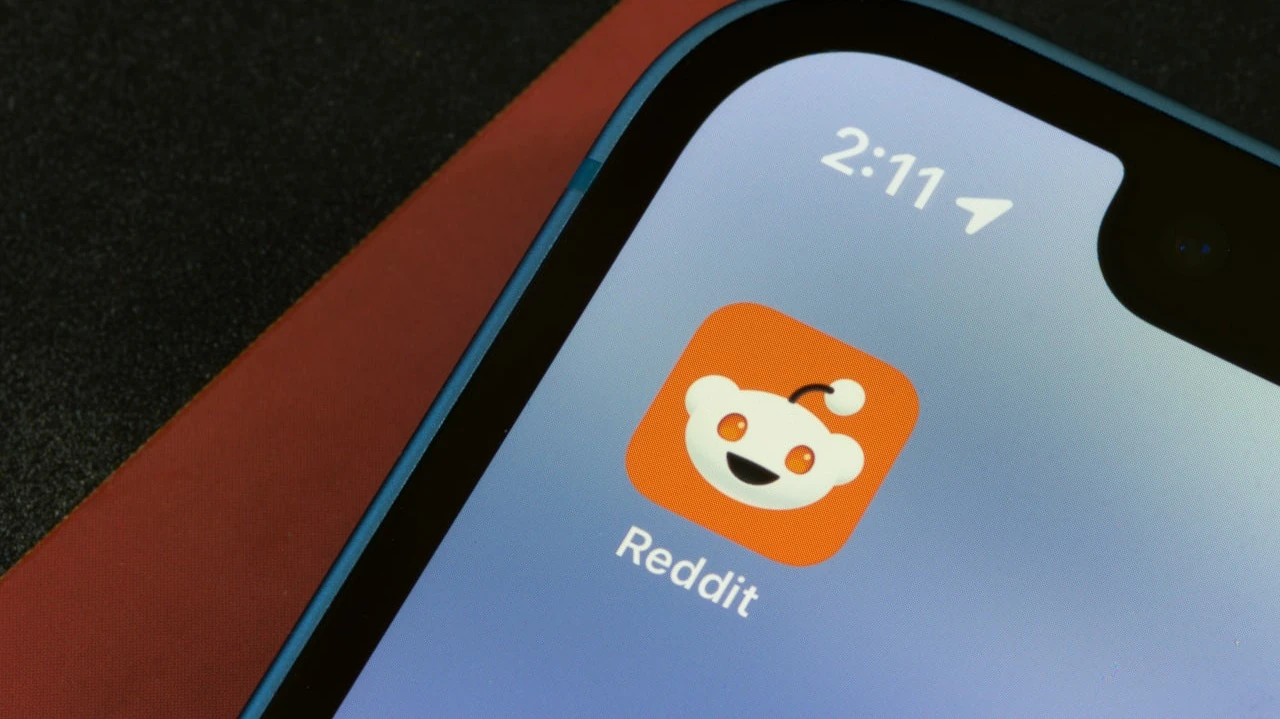 Акции соцсети Reddit на торгах 31 октября подскочили почти на 19% / Фото: Tada Images / Shutterstock.com