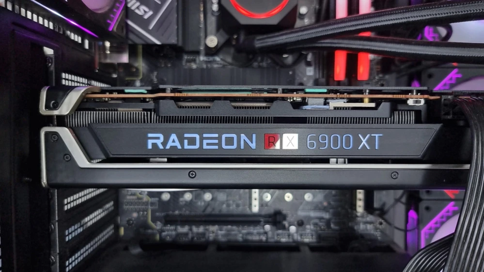 AMD отмечает увеличение спроса на игровые видеокарты Radeon / Фото: Adnan Ahmad Ali / Shutterstock.com