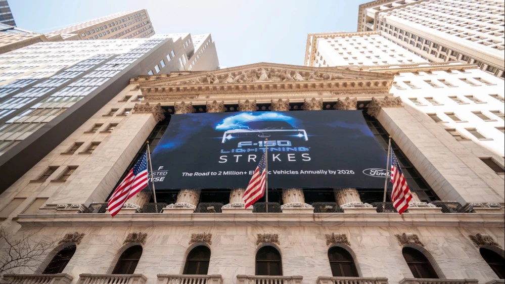 В октябре дилеры Ford продали только 1500 электрических F-150 Lightning — это самый низкий показатель среди всех моделей компании / Фото: rblfmr / Shutterstock.com