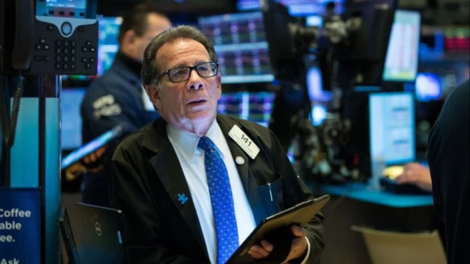 US stocks fall amid growing worries over jobs and AI bubble