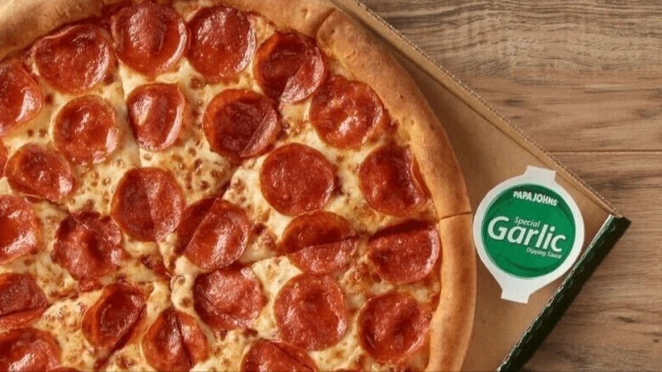 Papa John’s пытается выйти из кризиса, сокращая административные издержки и ускоряя программу обратного выкупа ресторанов / Фото: @PapaJohns X