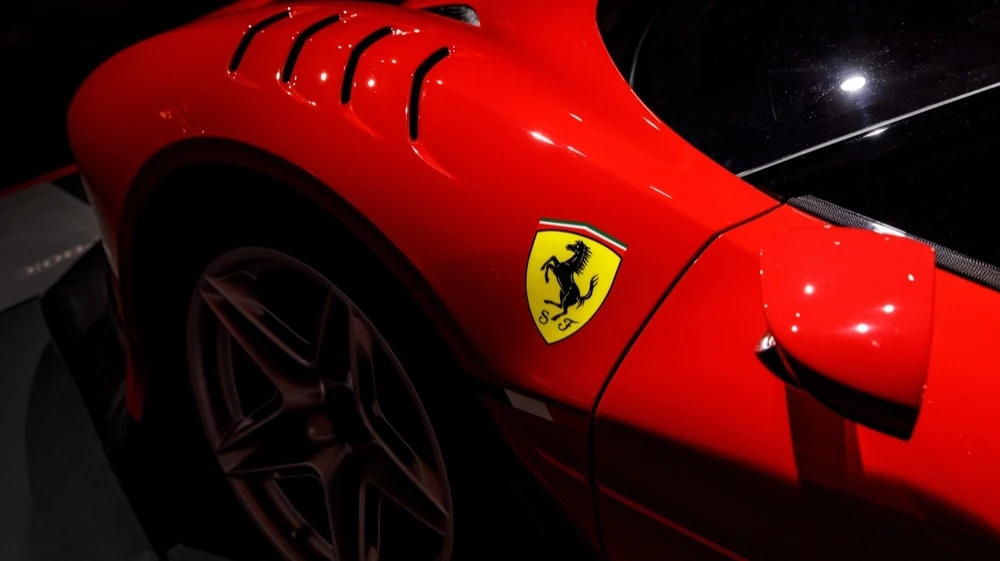Акции компании Ferrari до сих пор не восстановились после сильнейшего обвала 9 октября 2025 года. Фото: Piotr Piatrouski / Shutterstock.com