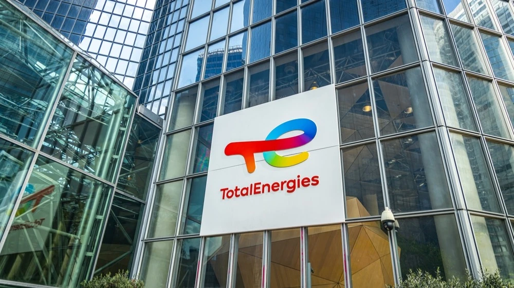 В октябре французский суд признал, что TotalEnergies вводила в заблуждение потребителей, делая заявления о своем вкладе в борьбу с изменением климата. Фото: JeanLucIchard / Shutterstock.com